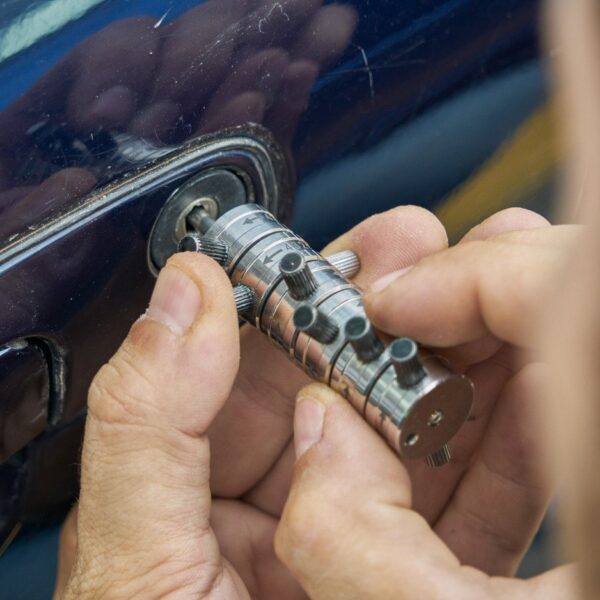 Awaryjne otwieranie samochodu: poradnik krok po kroku