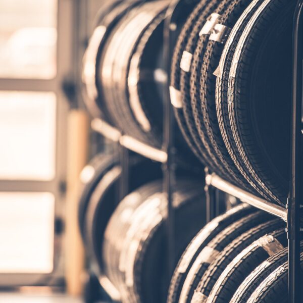 Kiedy zmienić opony na zimowe? Praktyczny poradnik.