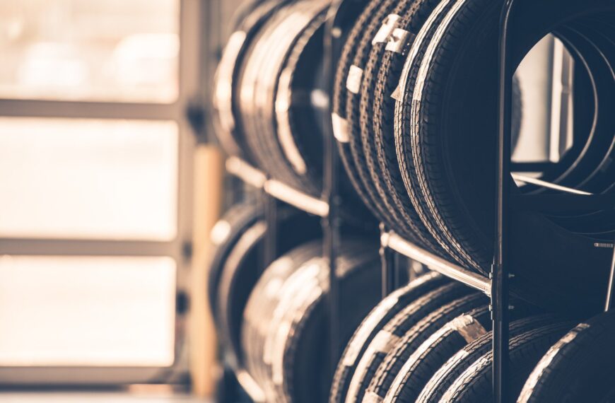 Kiedy zmienić opony na zimowe? Praktyczny poradnik.