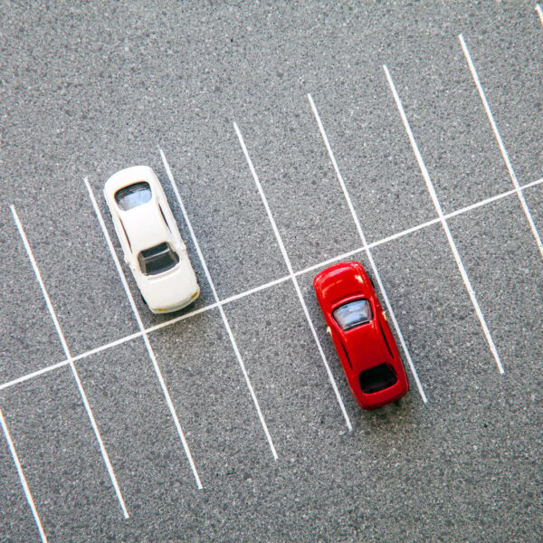 Parkowanie prostopadłe: techniki i wskazówki dla początkujących.