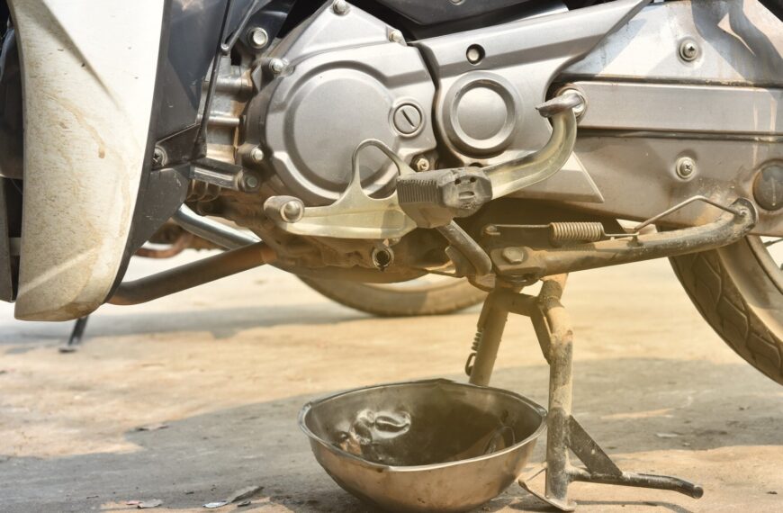 Zmiana biegów w motocyklu: technika i wskazówki.