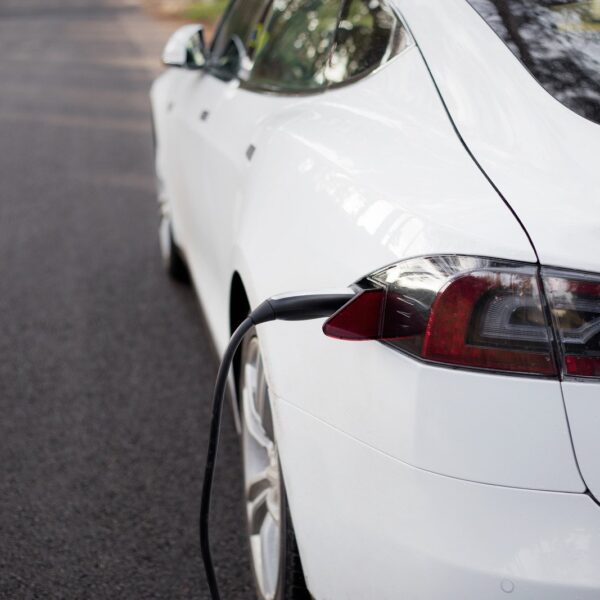 Samochody na wynajem elektryczne vs. tradycyjne: wady i zalety