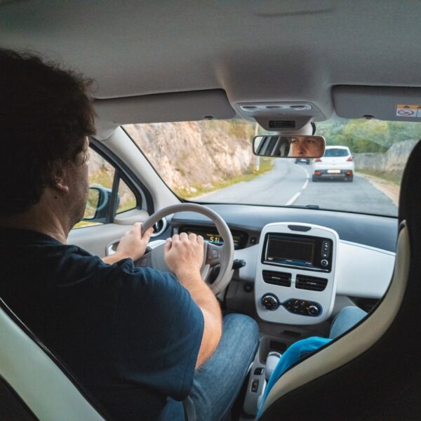 Jak prawidłowo korzystać z tempomatu: poradnik dla początkujących.