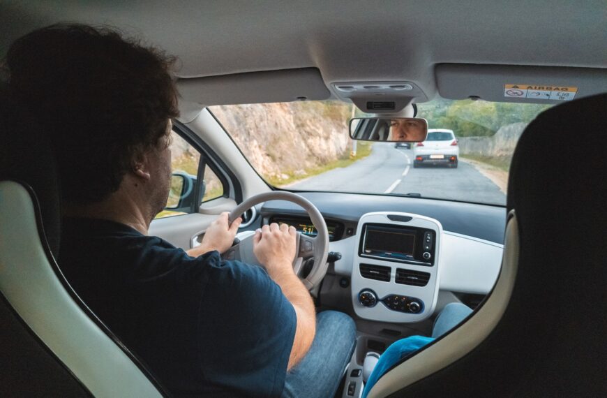 Jak prawidłowo korzystać z tempomatu: poradnik dla początkujących.