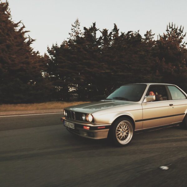 Kultowe samochody sportowe lat 90.: dlaczego wciąż fascynują?