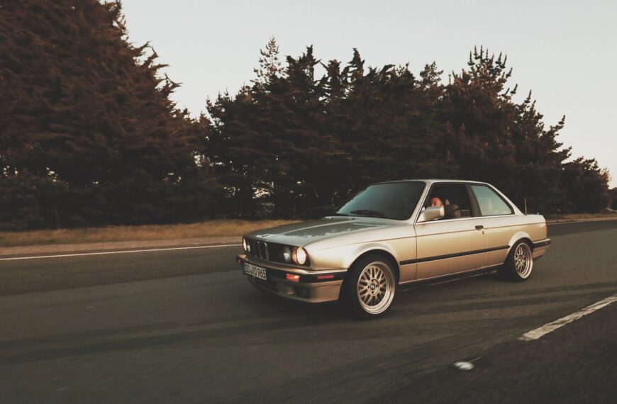 Kultowe samochody sportowe lat 90.: dlaczego wciąż fascynują?