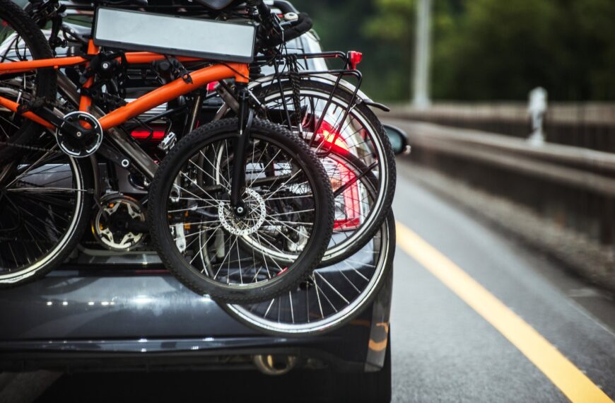 Jak transportować rowery na samochodzie: przegląd bagażników i technik mocowania.