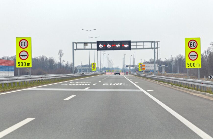 Jak działają systemy rozpoznawania znaków drogowych w nowoczesnych samochodach?