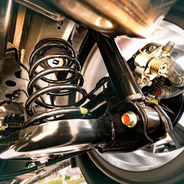 Zawieszenie pneumatyczne vs. tradycyjne: co warto wybrać i dlaczego?