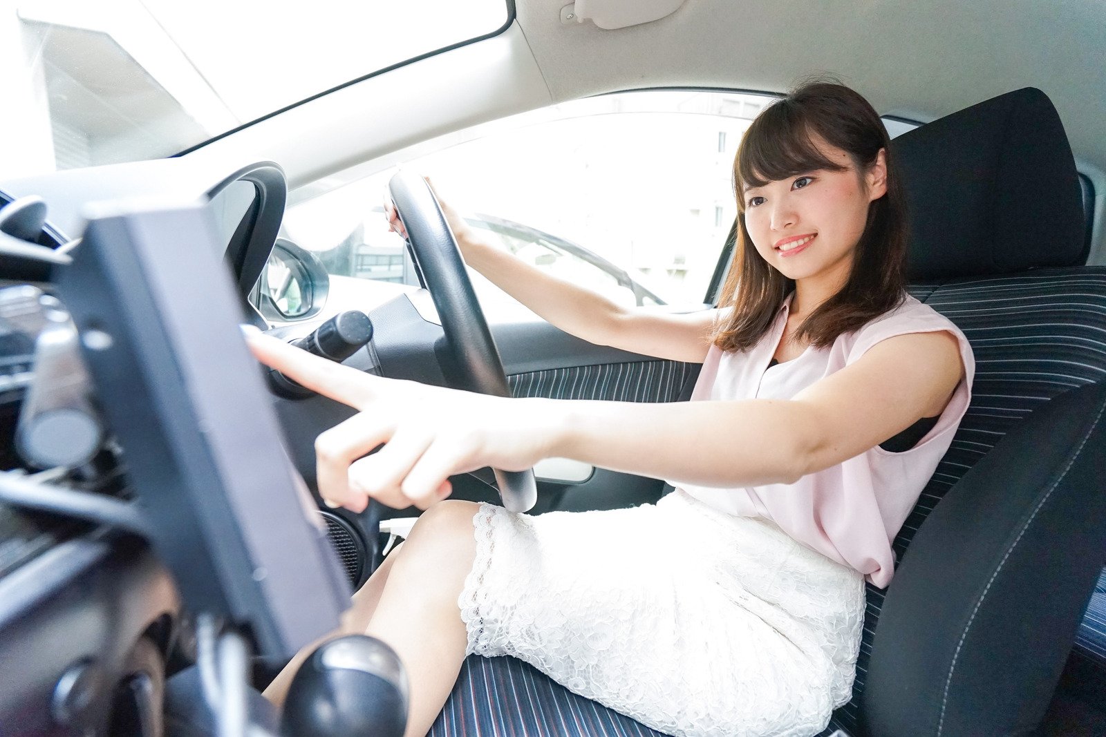 Jak efektywnie korzystać z systemów inforozrywki w nowoczesnych pojazdach?