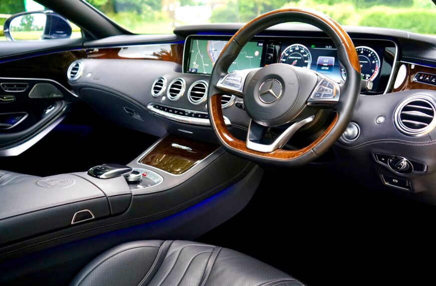 Nowoczesne systemy nawigacji: przegląd rozwiązań dla kierowców w 2023 roku.