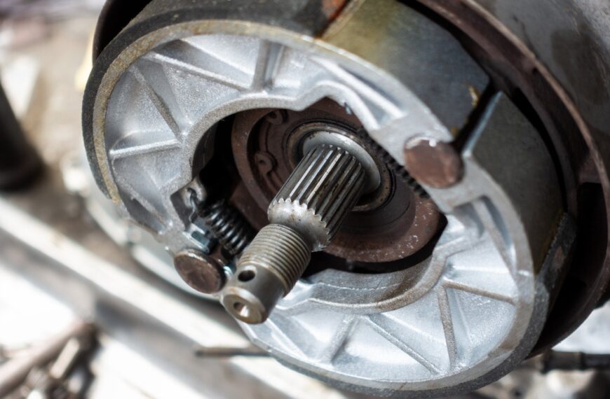 Porównanie różnych technologii hamulcowych: tarczowe vs. bębnowe vs. ceramiczne.