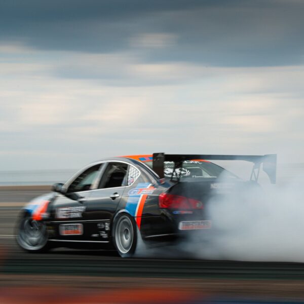 Jak bezpiecznie driftować samochodem: techniki i wymagane umiejętności.