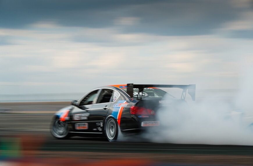 Jak bezpiecznie driftować samochodem: techniki i wymagane umiejętności.