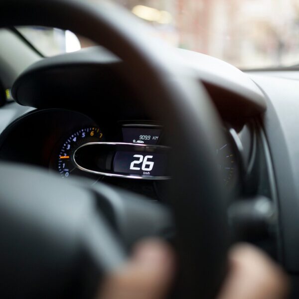 Jak działa hybrydowy napęd na cztery koła i jakie ma zalety?