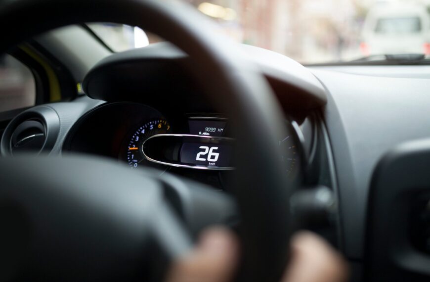 Jak działa hybrydowy napęd na cztery koła i jakie ma zalety?