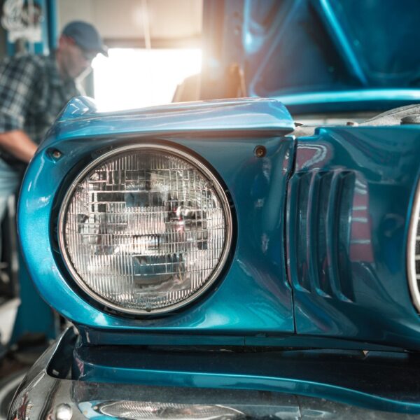 Samochody retro w nowoczesnej odsłonie: przywracanie dawnych modeli do życia.